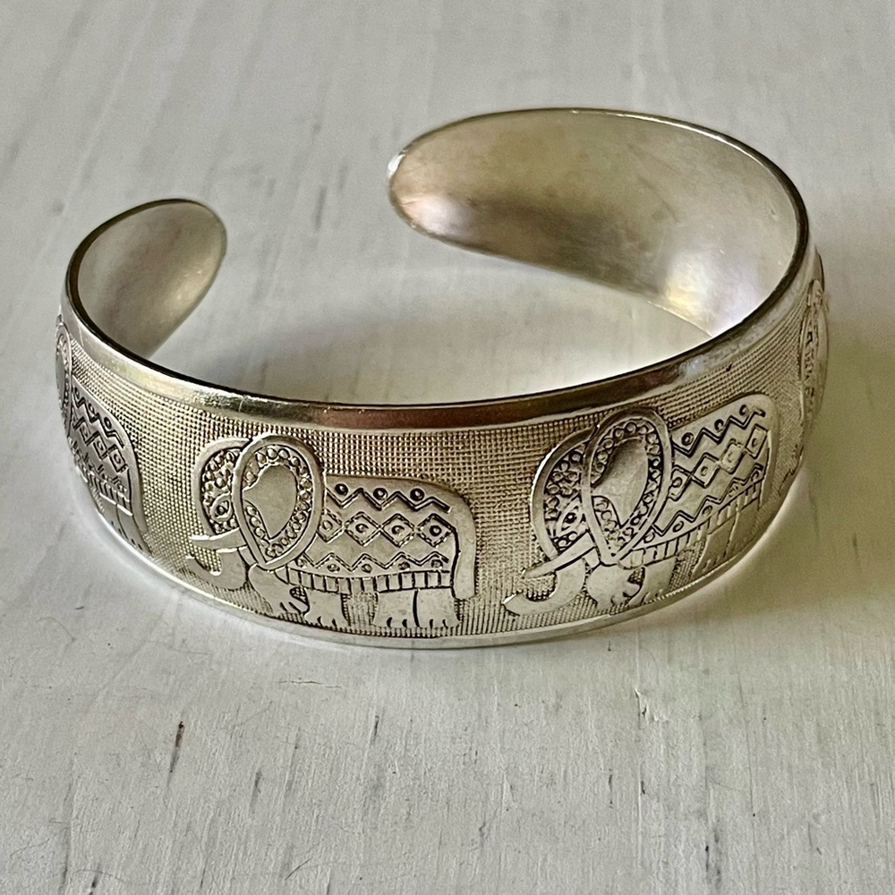 Elephants silver tone 925 embossed cuff bracelet bohemian, Indian boho, vintage?
